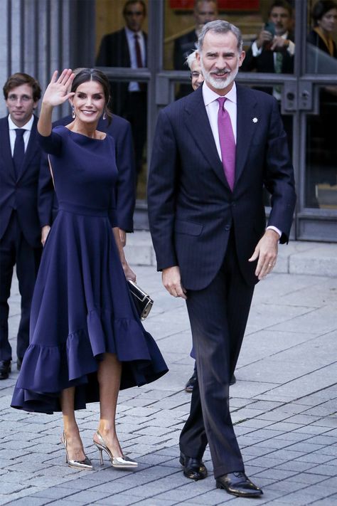 Royal Theatre, Spanish King, Queen Of Spain, Spanish Queen, Navy Gown, Spanish Royalty, Royal Portraits, Spanish Royal Family, Royal Brides