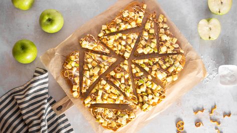 Apple Carmel Bark, Apple Chocolate Bark, Carmel Apple Chocolate Bark, Carmel Apple Chocolate Pretzel Bark, White Chocolate Caramel Apples, Apple Bark, Chocolate Apple, White Chocolate Bark, Eclair Recipe