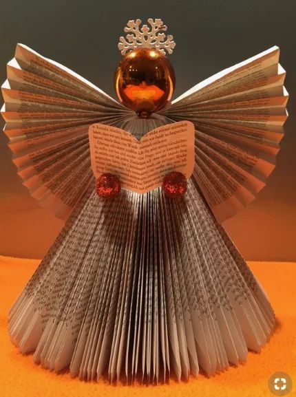 Copying the Santa Claus idea, this is an Angel Origami Angel, Book Angel, Origami Book, Christmas Angel Crafts, Book Christmas Tree, Old Book Crafts, Paper Angel, Hanging Craft, Book Page Crafts