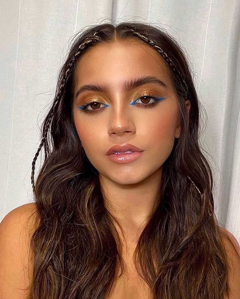 Eyeshadow Makeup Looks, Blue Eyeshadow Makeup, Captivating Eyes, Blue Eyeshadow Looks, Gold Makeup Looks, Gold Eye Makeup, Eye Makeup Styles, Smoky Eyes, Gold Makeup