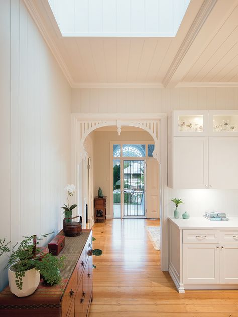 Choosing a builder for your renovation | Queensland Homes Magazine Queenslander Kitchen, Traditional Queenslander, Renovated Queenslander, Raised Queenslander, Queenslander Homes Floorplan, Old Queenslander Homes, Queenslander House, Roof Lines, Timber Deck