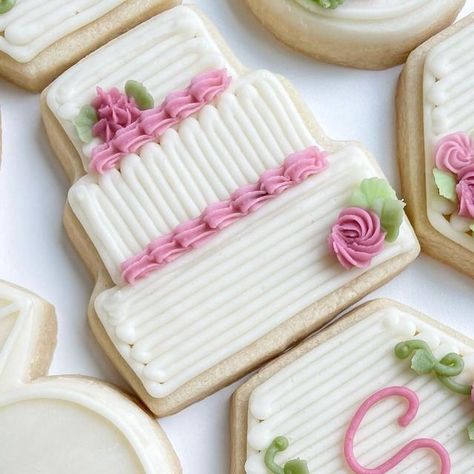 Jessi | Ms Whisk on Instagram: "This time of year brings about a LOT of wedding shower orders and I love it! 💗🌿 • • #buttercreamsugarcookies #buttercreamcookies #cookiesofinstagram #instacookies #sugarcookies #buttercream #decoratedsugarcookies #buttercreamcookiers #instabaker #inspiredbybuttercream #ohiosmallbusiness #bridalshowercookies  #weddingshowercookies #weddingcookies" Wedding Cookies Buttercream, Wedding Buttercream Cookies, Buttercream Wedding Cookies, Flower Bridal Shower Theme, Wedding Shower Cookies, Wedding Cookie, Honey Bun, Cookie Cakes, Bridal Shower Cookies