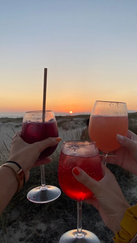 Girls night, cocktails 🍹, Portugal 🇵🇹, Europe, party, beach 🏝 party, européenne, women, aesthetic picture drinks, drinks picture idea 💡 Messy Party, Houses By The Beach, Pretty Alcoholic Drinks, Beach Dinner, Shrimp Dinner, Dream Summer, Summer Vacations, Book Aesthetics, Girls Party