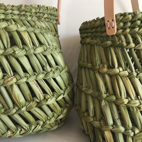 Rush Baskets, Basket Willow, Basket Weaving Patterns, Log Baskets, Washing Basket, Hanging Garland, Woven Handbags, Woven Baskets, Basket Design