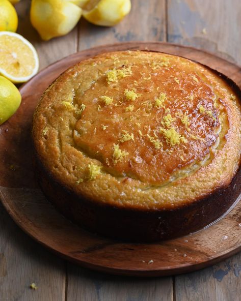 Super soft lemon cake flavored with lemon zest and juice and a lemon soak poured after baking, made with olive oil to keep it moist for days. Easy Butter Cake, Microwave Lemon Curd, Lemon Olive Oil Cake, Dessert Breads, Citrus Desserts, Flavored Olive Oil, Easy Butter, Bake Goods, Sweet Cooking