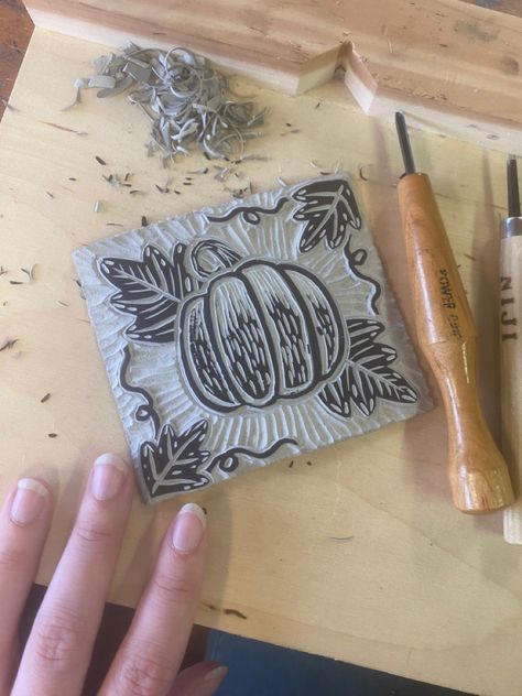 Linocut carving of a pumpkin design ive been working on, I’m excited to see how it prints! Fall Linocut Art, Pumpkin Lino Print, Fall Linocut, Print Making Designs Easy, Pumpkin Linocut, Rag Pumpkins, Halloween Linocut, Linocut Prints Ideas Simple, Linocut Prints Ideas