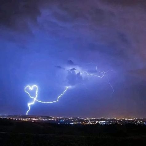 Blurry Lights, Epic Photography, Heart In Nature, Doraemon Wallpapers, Lightning Strike, Blurry Vision, I Love Heart, Pretty Landscapes, Amazing Nature Photos