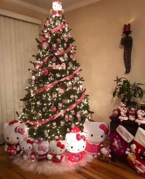 Christmas Tree Hello Kitty, Plushies Kawaii, Hello Kitty Christmas Tree, Hello Kitty Room Decor, Hello Kitty Decorations, Hello Kitty Gifts, Hello Kitty Rooms, Kitty Christmas, Kawaii Christmas