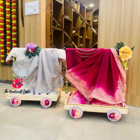 Indian Wedding Trousseau Packing, Wedding Gifts Packaging Indian, Trousseau Packing For Bride, Saree Packing Ideas Wedding Gift Packaging, Saree Packing Ideas Wedding, Wedding Essentials Checklist, Wedding Rukhwat, Chhab Decoration, Hampers Packaging