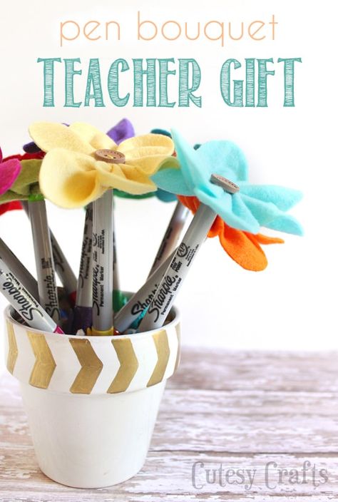 Felt Flower Pen Bouquet - Teacher Gift - Cutesy Crafts Pencil Bouquet Teacher Gifts, Pen Bouquet, Flower Pens Bouquet, Flair Pens, Pen Diy, Flower Pens, Diy Pencil, Easy Diy Gifts, Diy Teacher Gifts