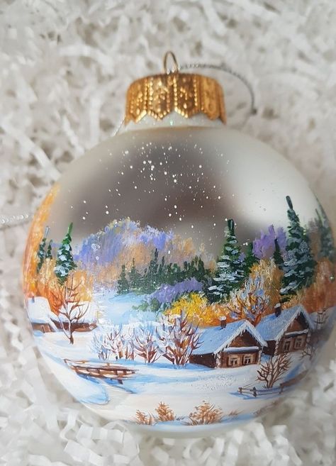 Christmas Balls Painting, Handpainted Christmas Ornaments Ideas, Painting Christmas Balls, Painted Christmas Balls, Handpainted Christmas Ornaments, Christmas Globes, Handmade Christmas Crafts, Painted Christmas Ornaments, Beaded Christmas Ornaments