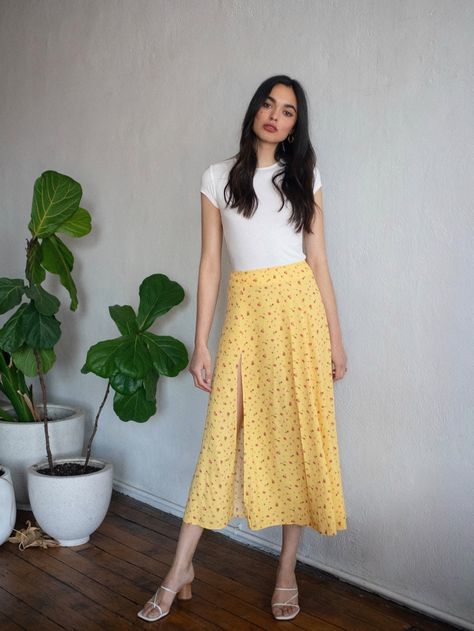 Shop Reformation Summer 2020 Mini Midi Skirts | Fashion Gone Rogue Floral Skirt Outfit, Black Floral Skirt, Skirts Midi High Waisted, Yellow Skirt, Penteado Cabelo Curto, Floral Midi Skirt, Midi Length Skirts, Skirt Outfit, Summer Skirts