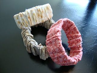 Fabric Bracelet Tutorial- A strip of 1″ thick elastic is run through a fabric casing, ends sewn together. Fabric Bracelets Diy, Cuff Bracelets Diy, Photo Challenges, Fabric Bracelets, Operation Christmas Child, Digital Templates, Fabric Cuff, Homemade Jewelry, Elastic Bracelet