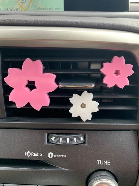 Kawaii Flower, Billy Kid, Pink Car Accessories, Hello Kitty Car, Car Things, Car Deco, Car Decorations, Matching Keychains, Macbook Decal