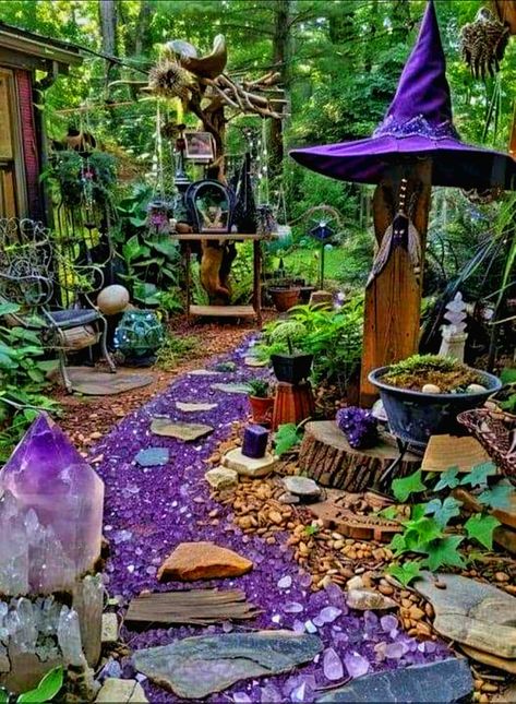 Witches Garden Aesthetic, Enchanted Yard, Garden Witch Aesthetic, Witchy Decor Witch Cottage, Treehouse Community, Witchy Rooms, Witchy Crafts Diy, Witch Room Aesthetic, Witch Lair