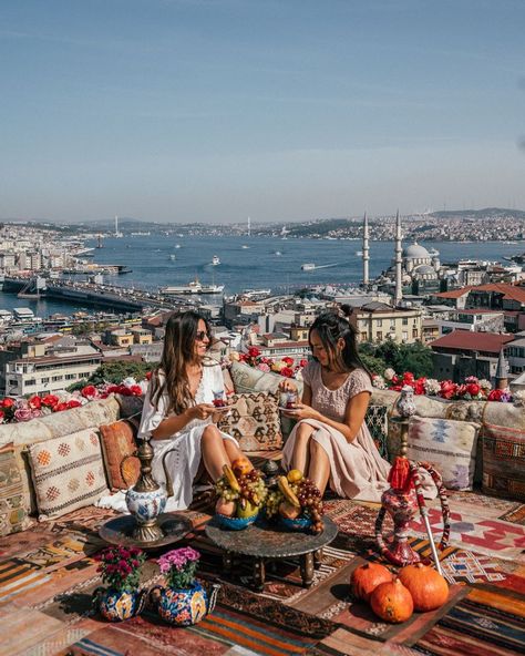 Cheers to rooftop views over Istanbul! #istanbul #turkey Istanbul Pictures, Umbrella Street, Istanbul Travel Guide, Istanbul Turkey Photography, Turkey Travel Guide, Visit Istanbul, Istanbul Photography, Istanbul City, Istanbul Travel