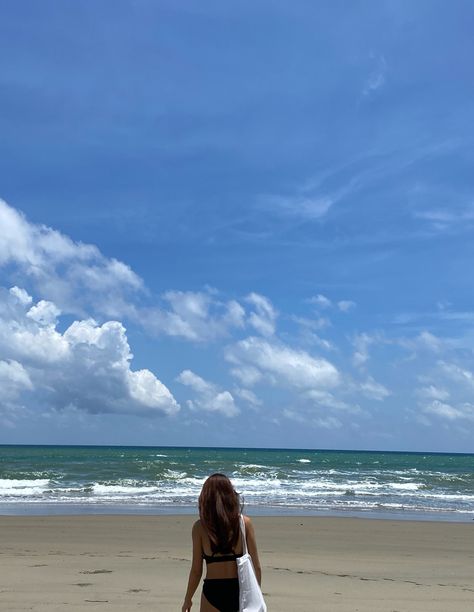 Beach Shy Poses, Shy Beach Poses, Beach Ootd Ideas, Cartagena Outfit, Pool Photography, Beach Selfie, Beach Ootd, Beach Inspo, Summer Poses