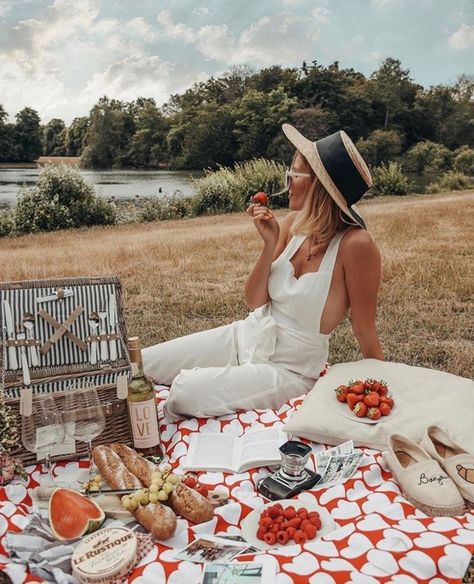 Picnic Photo Shoot, Picnic Pictures, Picnic Photography, Picnic Photoshoot, Picnic Inspiration, Pose Fotografi, Picnic Date, Photoshoot Props, Summer Photoshoot