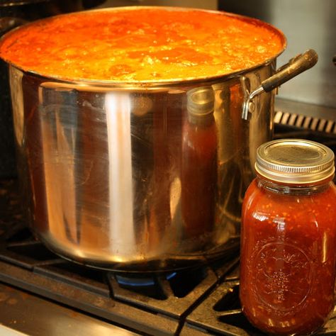 Spaghetti Sauce for Water Bath Canning Canning Pasta Sauce, Canning Homemade Spaghetti Sauce, Water Bath Cooking, Water Bath Canning Recipes, Chicken Casserole Dinners, Tomato Harvest, Canned Spaghetti Sauce, Home Canning Recipes, Canning Recipe