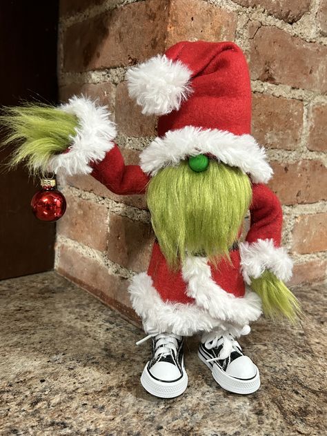 Funny Gnomes Diy, Grinch Gnomes Diy How To Make, Grinch Gnome Diy, Christmas Nomes, Making Gnomes, Grinch Gnome, Dollar Tree Crafts Diy, Grinch Decor, Grinch Stuff