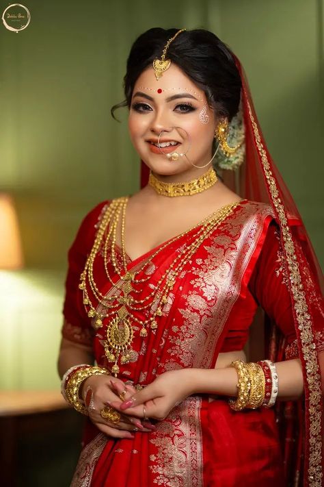 Bengali Wedding Look Bridal, Bengali Bride Wedding Look, Bengali Bridal Makeup Wedding, Bengali Wedding Jewellery Gold, Simple Bengali Bridal Look, Bengali Bride Traditional Look, Bengali Makeup Look, Nepali Saree, Bengali Reception Bridal Look