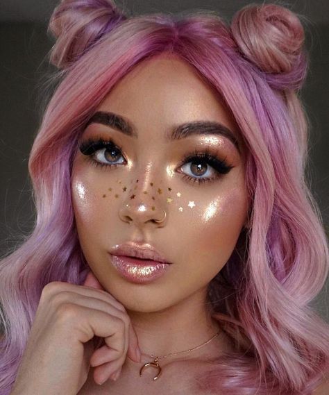 glowy makeup look with star freckles Fantasy Make-up, Fest Outfits, Rave Makeup, Cool Makeup Looks, Fairy Makeup, Creative Eye Makeup, Creative Makeup Looks, Festival Makeup, Glowy Makeup