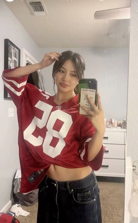 Pakaian Hipster, Tomboy Femme, 사진 촬영 포즈, Outfit Inspo Casual, Jersey Outfit, Tomboy Outfits, Cute Outfit, Really Cute Outfits, Football Jersey