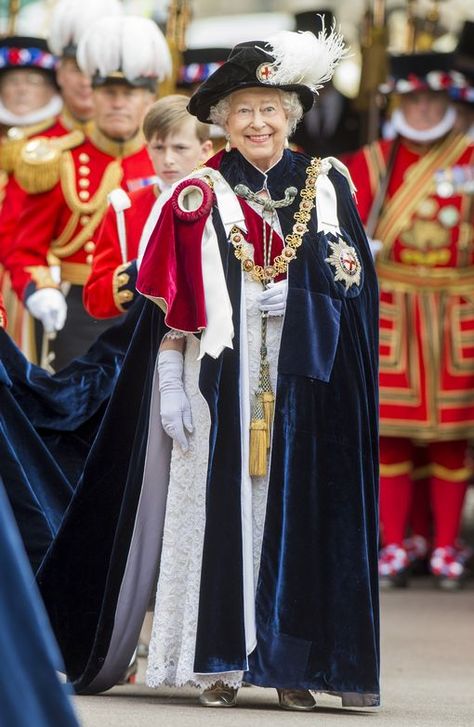 Ceremonial Robes, Order Of The Garter, Rainha Elizabeth Ii, Reine Elizabeth Ii, Hm The Queen, Elisabeth Ii, Royal Queen, Royal Dresses, Queen Of England