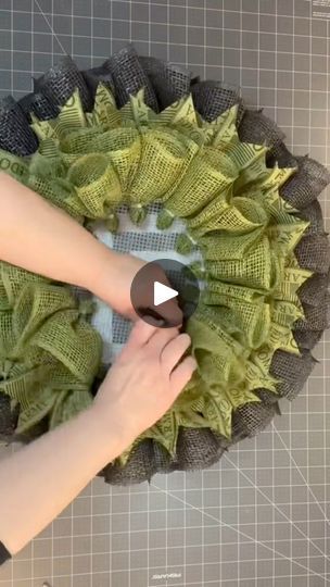 Christmas Deco Ideas, Ruffle Wreath, Deco Mesh Wreaths Tutorials, Fall Decor Wreaths, Mesh Wreath Tutorial, Packing Hacks Clothes, Christmas Wreaths Diy Easy, Material Wreaths, Summer Mantle Decor