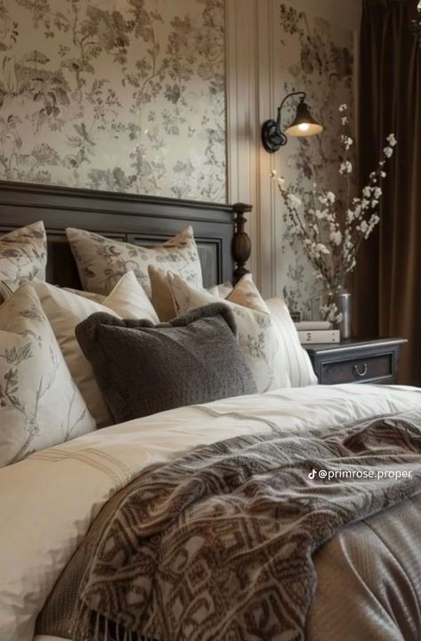 Victorian Modern Bedroom Ideas, Traditional Bedroom Ideas Master Suite, Modern Traditional Decor Bedroom, Antique Inspired Bedrooms, Maine Bedrooms, Traditional Interior Design Bedroom, Modern Antique Bedroom, Modern Vintage Bedroom, French Inspired Bedroom