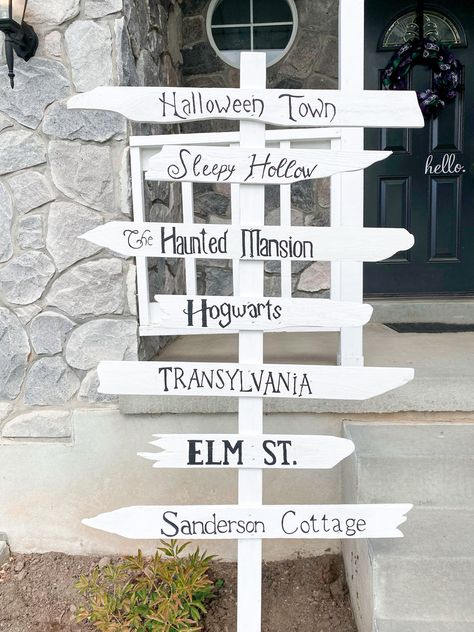 Diy Halloween Yard Decorations, Diy Halloween Yard, Harry Potter Potion Bottles, Halloween Yard Decorations Diy, Halloween Signs Diy, Spooky Diy, Halloween Yard Signs, Direction Sign, Diy Harry Potter