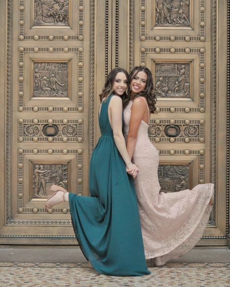 Prom Fashion 2023, Prom Photoshoot Best Friends, Prom Girls Friends, How To Pose For Prom Pictures Best Friends, Prom Sister Pictures, Prom Photoshoot Girlfriends, Best Friend Poses In Dresses, Prom Shoots Photo Ideas, Girl Photoshooting Prom