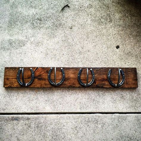 Unique Coat Rack, Hat Storage Ideas, Hat Rack Ideas, Kids Coat Rack, Diy Hat Rack, Horseshoe Ideas, Diy Hooks, Horseshoe Projects, Vintage Umbrella