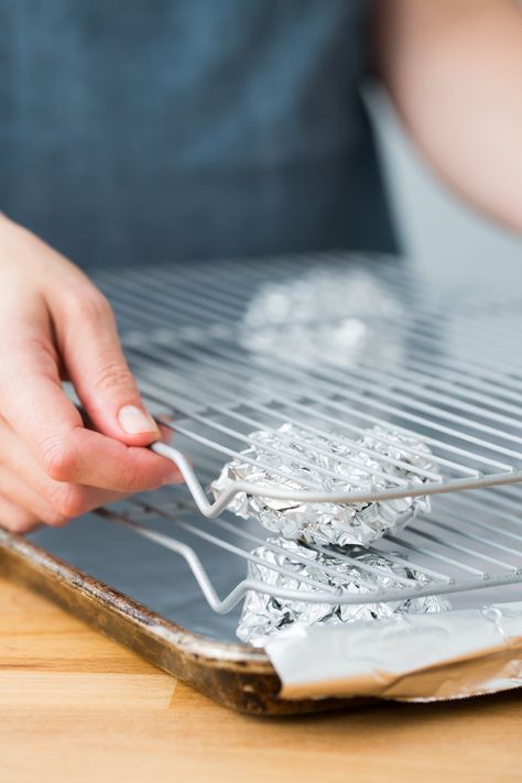 This is a SIMPLE idea that you may not have seen on Pinterest kitchen hacks in the past. Make your own EASY DIY dehydrator for your homemade jerky and dried fruit recipes! Diy Kitchen Rack, Dried Fruit Recipes, Diy Dehydrator, Dried Apple Chips, Dried Fruit Recipe, Homemade Jerky, Food Dehydrators, Diy Tumblr, Cooling Racks