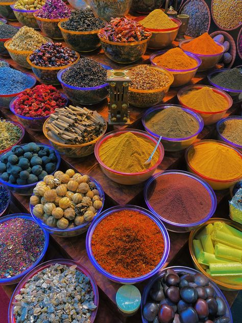 Old Dubai, Dubai Market, Indian Aesthetic, Indian Spices, Food Shop, Dream Vacations, Indian Food Recipes, Iran, Morocco