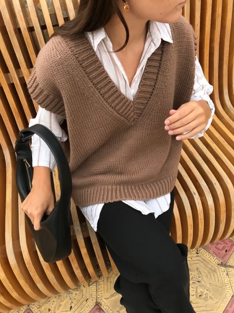 Outfit Ideas Sweater, Vest Outfit Ideas, Sweater Vest Knit, Knit Vest Outfit, Outfit Beige, Pijamas Women, Vest Knit, Vest Sweater, Knit Vest Pattern