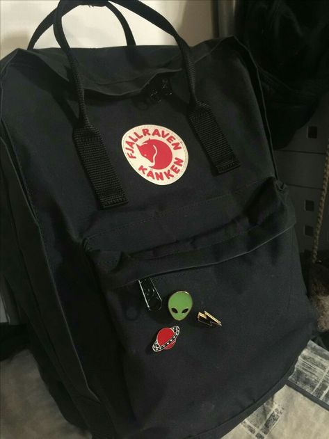 Fjallraven Kanken Backpack Black, Black Kanken Backpack, Backpack Pins Aesthetic, Fjallraven Kanken Black, Backpack With Pins, Mochila Fjallraven Kanken, Vs Pink Backpack, Backpack Fjallraven, Fox Bag