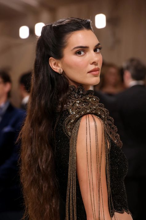 The Best Hair Looks from the 2024 Met Gala | Vogue Kendall Jenner Met, Kendall Jenner Met Gala, Kendall Jenner Hair, Stile Kendall Jenner, Jenner Hair, Prettiest Celebrities, Gala Fashion, Met Gala Red Carpet, Fashion Gal