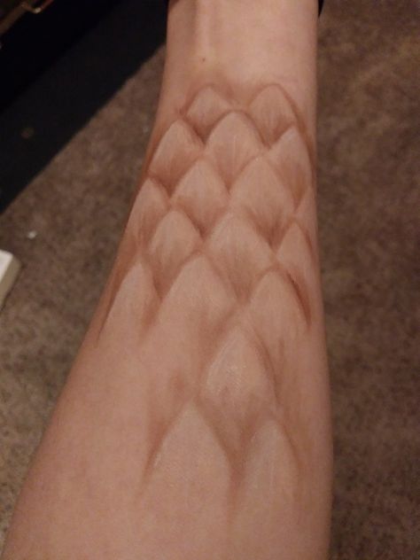 Flesh tone dragon scales.  #facepaint Dragon Scales Makeup, Dragon Scale Makeup, Dragon And Donkey, Scale Makeup, Ice Eyes, Brooke Core, Cosplay Makeup Ideas, Human Creatures, Dragon Makeup