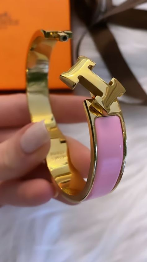 Hermes Jewelry Bracelet, Girly Bracelets, Wrist Jewelry, Girly Accessories, Jewelry Fashion Trends, Jewelry Lookbook, Stacked Jewelry, Girly Jewelry, Dream Jewelry