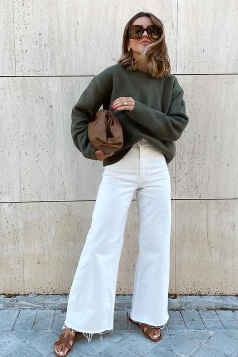 La influencer triunfo con este look firmaod por Zara, formado por pantalón blanco y jersey verde. Looks Jeans, White Jeans Outfit, Paris Mode, Summer Denim, Mode Casual, Looks Street Style, Mode Inspo, 가을 패션, Street Chic