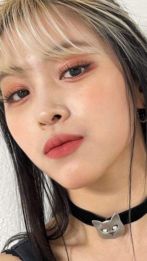 Ryujin Itzy Makeup, Makeup Idol Kpop Girl, Ryujin Makeup, Kpop Idol Makeup, Idol Makeup, Mr Vampire, Mack Up, Korean Eye, Flag Holder