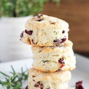 Cranberry Biscuits, Rosemary Biscuits, Sweet Scones, Holiday Appetizers Christmas, Celebrating Sweets, Fruit Sweets, Dried Cranberry, Christmas Appetizers Easy, Homemade Buttermilk Biscuits