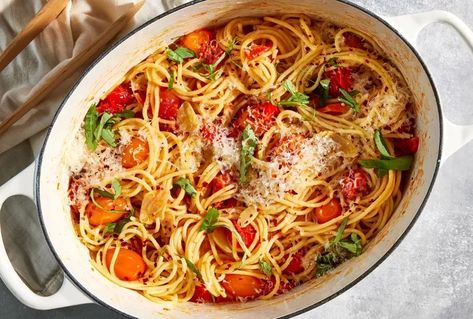 Spaghetti with Cherry Tomatoes Melted in Garlic Butter Spaghetti With Cherry Tomatoes, Tomato Pasta Recipe, Cherry Tomato Recipes, Pasta Puttanesca, Vegetarian Main Course, Cherry Tomato Pasta, Cherry Recipes, Cherry Tomato, Tomato Pasta