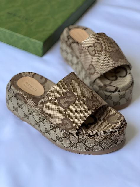 Gucci Handbags Crossbody, Gucci Slippers, Platform Slide Sandals, Crocs Boots, Gucci Slides, Pretty Shoes Sneakers, Shoes Heels Classy, Gucci Women, Cute Slippers