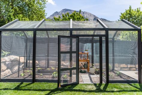 Enclosed Garden Structures, Squirrel Proof Garden, Garden Enclosure Ideas, Vege Garden, Enclosed Garden, Garden Escape, Herb Garden Planter, Raised Garden Bed Plans, Cozy Garden