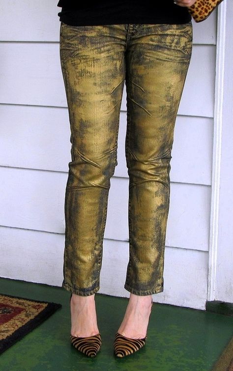 DIY Fashion | JEANS :: Gold Jeans Tutorial :: Who says you have to spend $250 for gold jeans? She did this by basically just painting the jeans almost all over w/ Tulip Dimensional Fabric Paint in Gold (which can purchase be purchased at any Michaels for $4). Wait 72 hours before you wash in cold water and hang to dry. | #gold #jeans #fabricpaint #restyle #wobisobi Tulip Fabric Paint, Paint Jeans, Jeans Tutorial, Gold Jeans, Shirt Hacks, Diy Gold, Metallic Jeans, Diy Shorts, Going For Gold