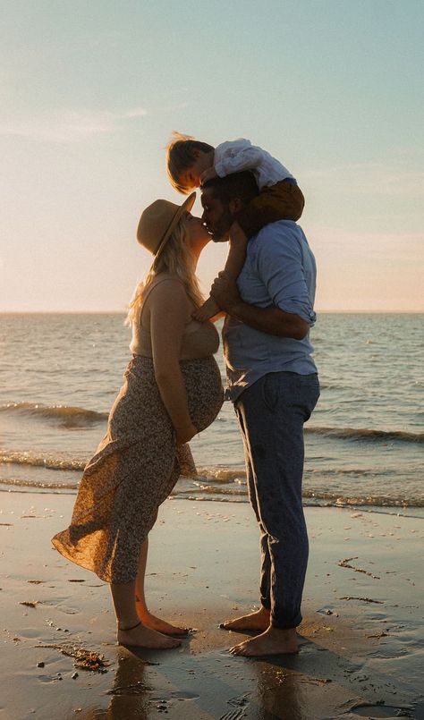 Pregnancy Family Photoshoot, Family Pregnancy Photoshoot, Family Beach Pictures Poses, Maternity Shoot Beach, Photoshoot At The Beach, Aesthetic Family, Family Beach Portraits, Beach Maternity Photos, Maternity Photoshoot Outfits