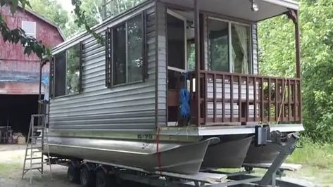 10 Best Pontoon Houseboats Do you want to spend your vacations on the shoreline of the Columbia river? Do you want to enjoy fishing while staying in a cozy and affordable houseboat? If your answer is yes (which I know it is), you have come to the right place. Today, I'll be reviewing 10 pontoon houseboats and their features, allowing you to make a well-informed decision about your next vacation. #bigboat #boat #boatnight #house #houseboatpontoons #pontoonhouse #takefamilyboating Pontoon Houseboats For Sale, Houseboats For Sale, Small Houseboats, Trailerable Houseboats, Pontoon Houseboat, Shanty Boat, Boat House Interior, Houseboat Living, Build Your Own Boat