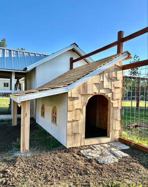 Pig Pen Plans, Small Pig Pen Ideas, Diy Pig House Outdoor, Pig Kennel Ideas, Mini Pig Enclosure, Pig Houses Outdoor, Small Pig Pen, Pig House Ideas Building, Pig Enclosure Outdoor